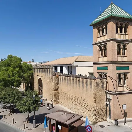 Private Balcony Walk To Mezquita Alcazar דירה *